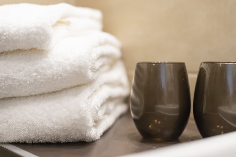 Hotel Badezimmer mit Handtücher 