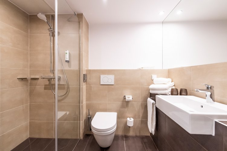 Hotel Badezimmer, begehbare Dusche im HARBR hotel Heilbronn